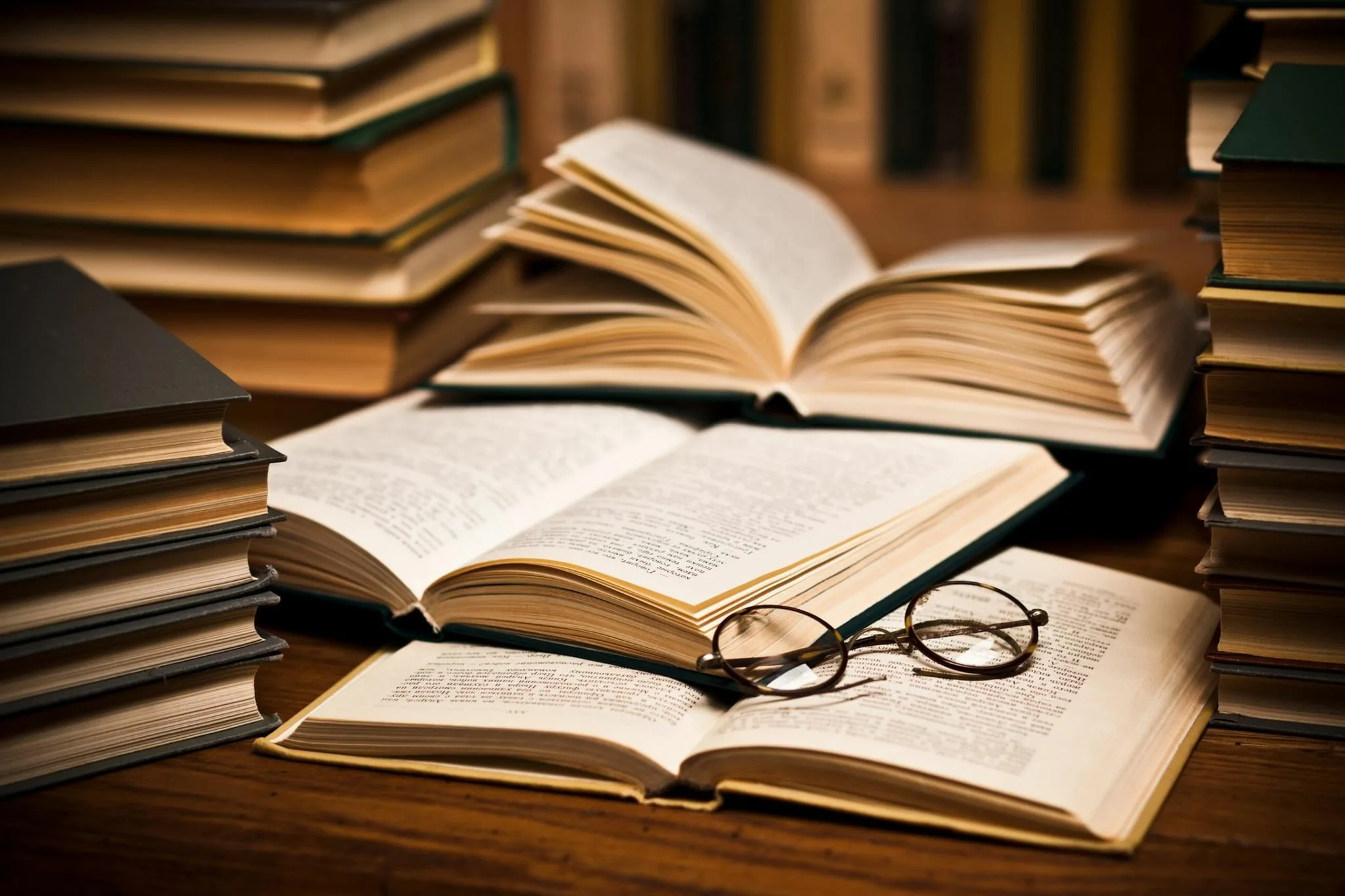 Livres anciens sur une étagère