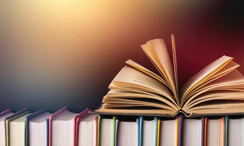 Enfant lisant un livre illustré